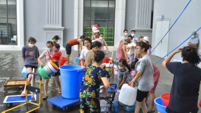 Hà Nội: Thiếu nước sạch, người dân ở chung cư xách xô chậu lấy nước về sinh hoạt