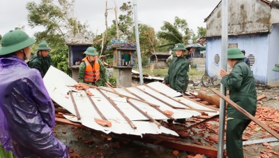 Thừa Thiên Huế: Huy động 3.000 cán bộ, chiến sỹ giúp dân khắc phục hậu quả bão số 4