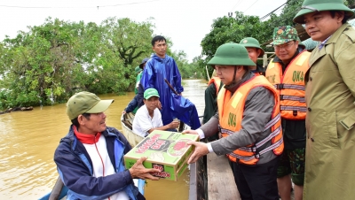 Cứu trợ khẩn cấp lương thực, nhu yếu phẩm cho các hộ có nguy cơ thiếu đói do bão lũ