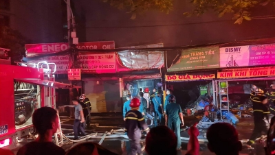 Hà Nội: 3 ngôi nhà bốc cháy ngùn ngụt trong đêm
