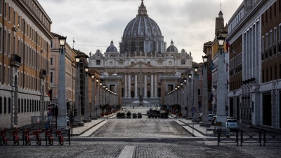 Du khách đập hai bức tượng ở Vatican