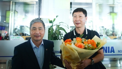 HLV Kim Sang Sik đến Hà Nội, sẵn sàng cho lễ ra mắt ĐT Việt Nam vào ngày mai