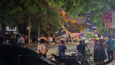 Thái Bình: Xe bồn bê tông bị sập cẩu khi đang đổ mái, nhiều người bị thương