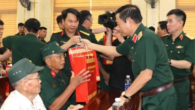 Đại tướng Phan Văn Giang thăm, tặng quà gia đình chính sách tại Quảng Trị