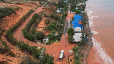 Lũ cát đỏ vùi lấp nhà dân ở Mũi Né: Tuyến đường đã cơ bản thông xe