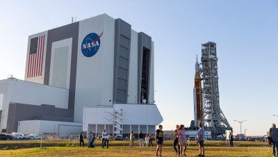 NASA lần đầu phóng tên lửa từ sân bay vũ trụ thương mại