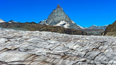 Sóng nhiệt dẫn đến sự tan chảy chưa từng có ở các sông băng Thụy Sĩ