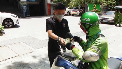 Hà Nội: Tài xế xe công nghệ “đắt hàng” những ngày nắng nóng