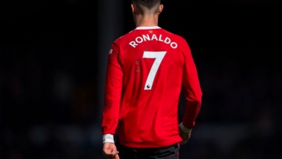 Ronaldo sẵn sàng giảm ‘thu nhập khủng’ để rời Man Utd