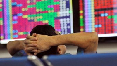 Cổ phiếu ngân hàng và chứng khoán giao dịch tiêu cực, Vn-Index trượt dốc không phanh
