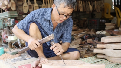 Ghé thăm nghệ nhân làm khuôn bánh Trung thu gỗ cuối cùng ở Hà Thành