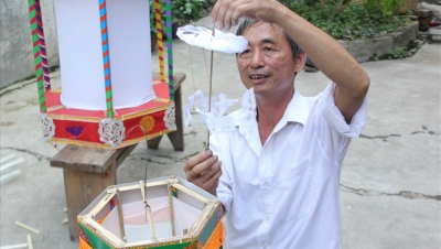 Nghệ nhân giữ nghề làm đèn kéo quân lâu đời ở Hà Nội