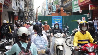 Hà Nội: Người dân khốn khổ lách qua “lô cốt” giữa đường Lương Thế Vinh
