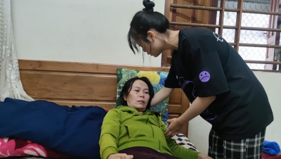 Gia Lai: Cô bé 14 tuổi trở thành trụ cột gia đình nuôi em nhỏ, chăm mẹ bại liệt