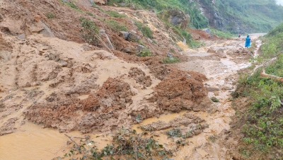 Kon Tum: Hàng nghìn hộ dân vẫn bị cô lập do sạt lở sau bão số 4