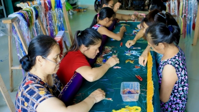 Khám phá làng thêu 'khăn chầu, áo ngự' truyền thống tại Hà Nội