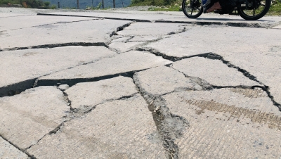 Mặt đường đèo Lò Xo nứt toác, sắt thép lộ ra ngoài gây mất an toàn giao thông