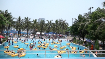 Hà Nội: Bất chấp nắng nóng gay gắt, các điểm vui chơi vẫn đông nghịt khách dịp nghỉ lễ