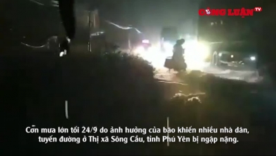 Phú Yên: Nhà chìm trong biển nước, dân hối hả chạy đồ sau cơn mưa xối xả kéo dài hơn 5 tiếng