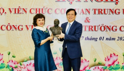 Nhà báo Hồ Quang Lợi tặng Bảo tàng Báo chí Việt Nam bức tượng quý V.I. Lênin