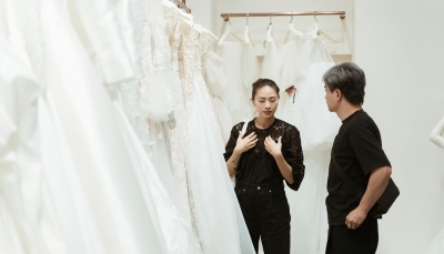 Ngô Thanh Vân nghẹn ngào khi chọn được váy cưới