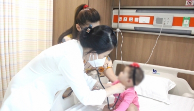 Bé gái 6 tháng tuổi tiểu ra máu do nhiễm khuẩn đường tiết niệu