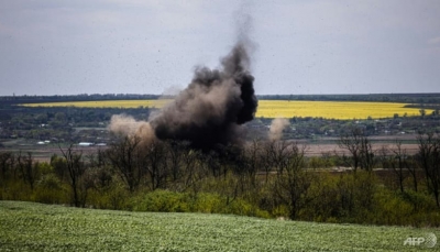 Nông dân Ukraine gieo trồng trên cánh đồng đầy bom
