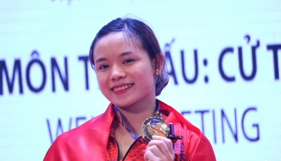 Đô cử Phạm Thị Hồng Thanh giành HCV cử tạ hạng cân 64 kg