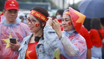 Hàng nghìn cổ động viên 'đội mưa' tới sân Mỹ Đình cổ vũ U23 Việt Nam
