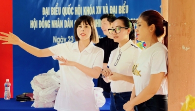 Hoa hậu Môi trường Việt Nam cùng bác sỹ Annie Nguyễn san sẻ yêu thương cho bà con nghèo Tây Nguyên