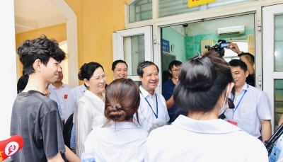 Bộ trưởng Nguyễn Kim Sơn động viên thí sinh, giáo viên trước Kỳ thi tốt nghiệp THPT