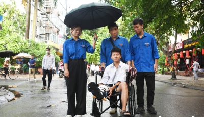 Hà Nội: Thí sinh bó bột từ đùi xuống bàn chân được thanh niên tình nguyện hỗ trợ đưa vào phòng thi