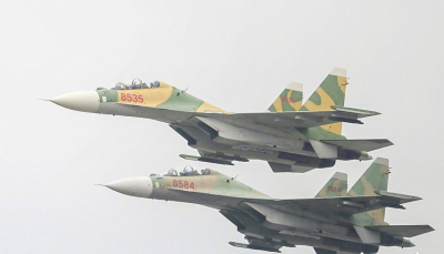 Hình ảnh máy bay Su-30MK2 và trực thăng quân sự trên bầu trời Hà Nội