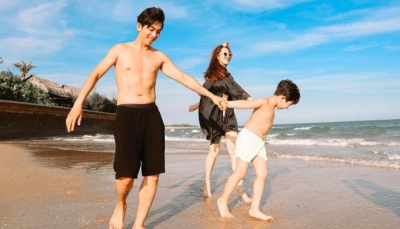 Khánh Thi mặc bikini khoe dáng nuột nà trên bãi biển