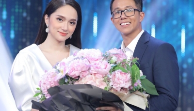 Hương Giang trao hoa cho CEO người Singapore trong tập 14 