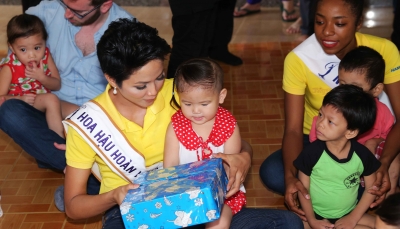 Các người đẹp Hoa hậu Hoàn vũ Việt Nam đi từ thiện sau đăng quang