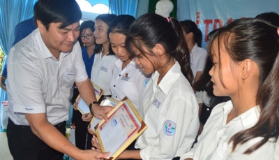 Báo Thanh Niên trao học bổng Nguyễn Thái Bình cho học sinh nghèo Lý Sơn