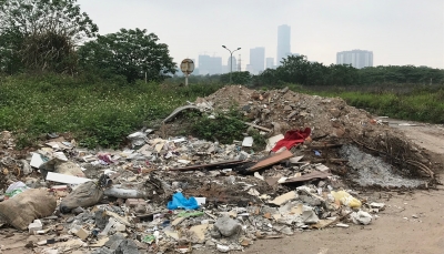 Đại lộ Thăng Long nhếch nhác vì rác thải đổ bừa bãi