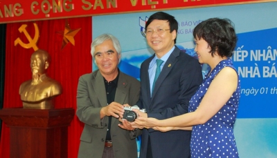 Tác giả bức ảnh ‘Em bé Napalm’ trao tặng hiện vật cho Bảo tàng Báo chí Việt Nam