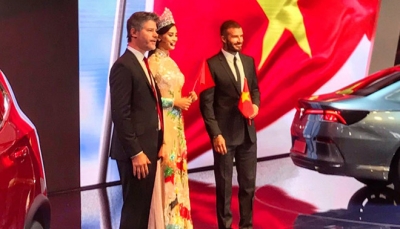 Hoa hậu Tiểu Vy và David Beckham xuất hiện bên xe Vinfast