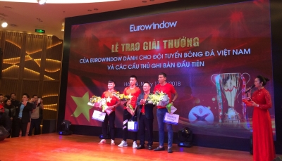Eurowindow trao giải thưởng cho đội bóng đá Việt Nam.