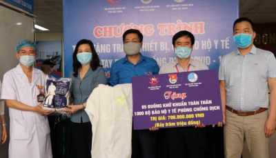 Bắc Ninh: Trao tặng thiết bị bảo hộ cho ngành y tế tỉnh
