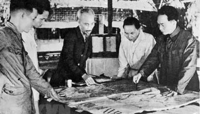Chủ tịch Hồ Chí Minh và Đại tướng Võ Nguyên Giáp trong Chiến dịch Điện Biên Phủ