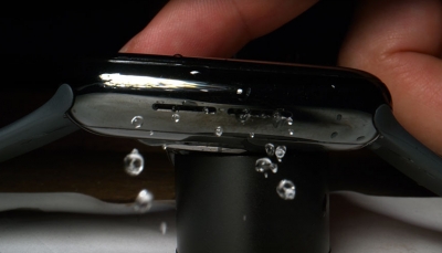 Youtuber giải thích khả năng chống nước của Apple Watch qua video quay chậm