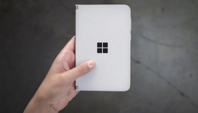 Surface Duo bị lộ hình ảnh bởi lãnh đạo Microsoft