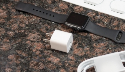 Apple watch thế hệ mới được bán ra không có kèm theo củ sạc