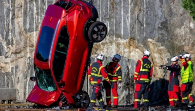 Video clip xe Volvo rơi tự do từ độ cao 30m để kiểm tra an toàn