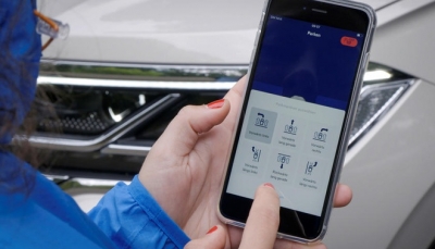 Xe Volkswagen có thể đỗ tự động ở bãi đậu thông qua smartphone