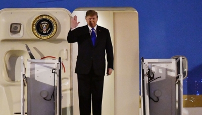 Khoảnh khắc Tổng thống Mỹ Donald Trump đặt chân xuống Hà Nội
