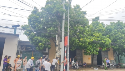 Phú Xuyên (Hà Nội): Một công nhân bị điện giật tử vong khi leo lên cột điện